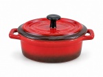 EQUIPAMENTOS DE COZINHA - (1) Pequena panela oval  da manufatura PETITES CASSEROLES , confeccionada em cerâmica refratária na tonalidade vermelha , med : 10x16,5x10cm.