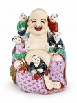 ESCULTURA ORIENTAL, uma (1) escultura confeccionada em pasta de porcelana parcialmente vitrificada representando Buda da Fertilidade, esmaltado em rica policromia, medindo 16,5x12cm.