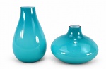 MURANO, dois (2) vasos confeccionados em vidro de Murano na tonalidade azul com interior leitoso, medindo 14cm e 9cm de altura.