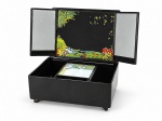 DIVERSOS, uma (1) caixa porta-joias confeccionada em plástico rígido na cor preta, com tampa articulada, decoração floral em tons de vermelho e dourado, compartimentos internos, espelhos laterais articulados e espelho central. Apresenta motivos orientais, sinais de uso, riscos, desgastes e marcas do tempo. No estado. Caixa musical funcionando, ausência da bailarina. Medindo 7x17x12cm.