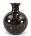MURANO, um (1) vaso confeccionado em vidro de Murano na tonalidade preta com pó de ouro interno, medindo 13cm de altura.