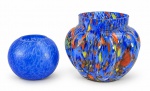 VIDROS, duas (2) peças confeccionadas em vidro soprado, sendo: A) 1 castiçal na tonalidade azul, medindo 6x7,5cm e B) 1 vaso multicolorido sobre fundo azul, medindo 10x8cm.;