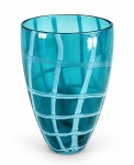 VIDRO, um (1) vaso confeccionado em pasta de vidro na tonalidade azul com decoração quadriculada em tom esbranquiçado, medindo 20x12cm.