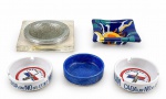 DIVERSOS, lote com quatro (4) cinzeiros de modelos, tamanhos, decorações e materiais distintos, acompanha um dispenser na tonalidade azul, maior peça medindo 14,5x14,5cm e menor 8cm.