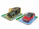COLECIONISMO, duas (2) miniaturas de automóveis, em metal e material sintético, sendo: A) um (1) Ford Escort XR3 Conversível, 1982, na cor vermelha, com capota preta, medindo 11cm e B) um (1) Jeep Willys, 1960/1961, na cor verde-escuro, com capota preta. Ambas com detalhes realistas de carroceria, rodas e acabamentos, medindo 11,5cm, acondicionadas em embalagens originais tipo blister, da coleção Carros do Brasil.