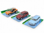 COLECIONISMO, conjunto com três (3) miniaturas de automóveis, em metal e material sintético, sendo: A) um (1) Bugre I, 1972, na cor laranja, com detalhes pretos, medindo 11cm , B) um (1) Fiat Uno 1.5R, 1988/1989, na cor vinho, medindo 11,5cm e C) uma (1) Volkswagen Variant, 1970, na cor azul-claro, medindo 11,5cm. Todas com detalhes realistas de carroceria, rodas e acabamentos, acondicionadas em embalagens originais tipo blister, da coleção Carros do Brasil.