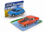 COLECIONISMO, duas (2) miniaturas de automóveis, em metal e material sintético, sendo: A) uma (1) Volkswagen Brasília, na cor azul, medindo 11,5cm e B) um (1) Ford Maverick GT, 1974, na cor laranja, com faixas pretas no capô e nas laterais, medindo 11,5cm. Ambas com detalhes realistas de carroceria, rodas e acabamentos, acondicionadas em embalagens originais tipo blister, da coleção História dos Carros Brasileiros.
