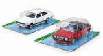 COLECIONISMO, duas (2) miniaturas de automóveis, em metal e material sintético, sendo: A) um (1) Ford Escort XR3 Conversível, 1982, na cor vermelha, com capota preta, medindo 11cm e B) um (1) Volkswagen Passat TS, 1978, na cor branca, com faixas laterais pretas, medindo 11,5cm. Ambas com detalhes realistas de carroceria, rodas e acabamentos, acondicionadas em embalagens originais tipo blister, da coleção Carros do Brasil.