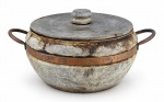 EQUIPAMENTO DE COZINHA, uma (1) panela confeccionada em pedra sabão com guarnição e alças vazadas em cobre, sinais de uso, vide foto, medindo 17x36x25cm. Bicados na borda.