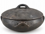 EQUIPAMENTO DE COZINHA, uma (1) panela confeccionada em barro cozido, medindo 15x27cm. Sinais de uso, vide foto.