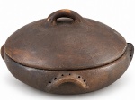 EQUIPAMENTO DE COZINHA, uma (1) panela confeccionada em barro cozido, medindo 15x27cm. Sinais de uso, vide foto.