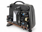 CINEMA, um (1) projetor cinematográfico vintage, marca RAYNOX, de fabricação japonesa, para filmes de película, com objetiva frontal, controles de velocidade variável, avanço e retrocesso, sistema de iluminação e ajuste de foco. Gabinete em metal e material sintético preto, com detalhes imitando madeira, alça superior para transporte e cabo elétrico. Apresenta sinais de uso, riscos, desgastes e marcas do tempo. Funcionamento não testado. No estado, medindo 22x24x16cm.
