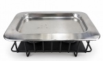 METAL INOX, um (1) réchaud retangular para servir alimentos, com bandeja em aço inoxidável, bordas largas e arredondadas, apoiada sobre estrutura metálica preta com fogareiros para aquecimento. Apresenta sinais de uso, medida total 13,5x37,5x26,5cm.