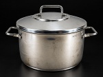 WMF INOX, uma (1) panela confeccionada em aço inox, corpo liso, alças e pega da tampa em vazados, medindo 21x33x25cm.