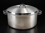 METAL INOX, uma (1) panela confeccionada em aço inox da manufatura TRAMONTINA, alças laterais e pega da tampa em vazados, sinais de uso, medindo 19x28x30cm.