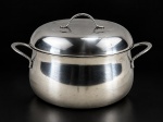 WMF INOX, uma (1) panela confeccionada em aço inox, corpo liso, alças e pega da tampa em vazados, medindo 14x23x17cm.
