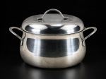 WMF INOX, uma (1) panela confeccionada em aço inox, corpo liso, alças e pega da tampa em vazados, medindo 16x28x20cm.