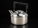 METAL INOX, uma (1) chaleira confeccionada em aço inox, alça central articulável com pega em plástico rígido, medindo 17,5x15,5x14cm, desgaste na alça.
