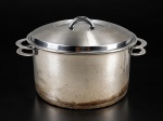 METAL INOX, uma (1) panela confeccionada em aço inox da manufatura TRAMONTINA, alças laterais e pega da tampa em vazados, sinais de uso, medindo 15x27x20cm.