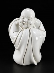 ESCULTURA ORIENTAL, uma (1) escultura representando Buda Risonho,  confeccionado em porcelana na tonalidade branca, marcado nas costas com carimbos estilo zhuanshu, medindo 23x16x14cm.
