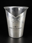 METAL PRATEADO, uma (1) champanheira MOËT & CHANDON, confeccionada em alumínio da manufatura ARGIT, de origem francesa, apresenta sinais de uso, medindo 26x21x20cm.