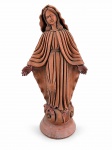 Mestre Tonho de Pimpo (Tracunhaém), uma (1) imaginária confeccionada em barro cozido representando Nossa Senhora das Graças, assinada nas costas, medindo 40cm de altura.