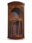 RELÓGIO, uma (1) caixa para relógio de parede confeccionada em madeira escura, parte superior arqueada, porta com visor e parte inferior envidraçadas, em bom estado de conservação, medindo 53x24x13cm.