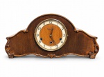 RELÓGIO VEDETTE, um (1) relógio carrilhão de mesa de dois cantos (AVE MARIA DE LOURDES e WESTMINSTER) com caixa confeccionada com madeira nobre, com laterais recortadas, ornado com apliques em arabescos, mostrador com números em algarismos indo-arábicos sobre faixa branca e três furos para dar corda (sinaliza quarto de hora, meia hora e hora cheia), parte frontal possui porta articulada com vidro convexo, acompanha chave, vendido no estado da foto, funcionando, porém, sem garantias futuras, medindo 24x52x15,5cm.