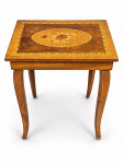 MOBÍLIARIO, uma (1) mesa costureira musical confeccionada em madeira clara, tampo retangular com decoração floral em marchetaria, pés curvos, interior com 3 divisórias, pequeno bicado no tampo, medindo 43x38x27,5cm.