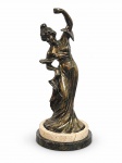 ESCULTURA, uma (1) escultura confeccionada em metal patinado na tonalidade bronze representando figura feminina, apoiada sobre base circular em mármore claro e escuro, medindo 39,5cm de altura.
