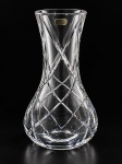 CRISTAL, um (1) vaso confeccionado em cristal translucido com lapidação de losangos em baixo relevo com corpo bojudo, selo da cristaleria na peça, medindo 32cm de altura.