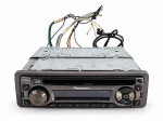 SOM, um (1) aparelho de som automotivo, marca PANASONIC, modelo CQ-C1100U, com rádio AM/FM, reprodutor de CD, potência indicada de 45W x 4, painel frontal com visor digital, botões de controle e entradas RCA traseiras. Gabinete metálico com acabamento frontal preto e cinza. Acompanha fiação de instalação, apresentando fios cortados e emendas. Peça com sinais de uso, riscos e desgastes. Funcionamento não testado. No estado, medindo 5,5x19x17cm.