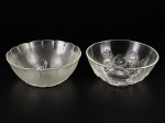 VIDROS, lote com duas (2) saladeiras confeccionadas em vidro translucido, sendo: A) 1 com moldagem de guirlanda floral com folhagens em relevo, borda em ondulação, textura granulada, medindo 10x25,5cm e B) 1 com guirlanda floral em relevo, medindo 10,5x23cm, bicada na borda.