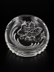 CRISTAL, uma (1) petisqueira oval confeccionada em cristal prensado translucido, com lapidação de frutos, folhagens e caneluras em baixo relevo, medindo 22x17cm.