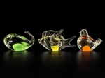 MURANO, três (3) esculturas representando animais confeccionados em vidro de Murano da manufatura CADORE, linha SEGUSO, sendo 1 baleia, medindo 5,5x8cm, B) 1 peixe, medindo 6x10,5cm e 1 pássaro, medindo 6x6,5cm.