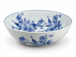 PORCELANARTE, uma (1) saladeira confeccionada em porcelana na tonalidade branca, decorada por guirlanda floral e filete em monocromia na tonalidade azul, medindo 9x27cm.