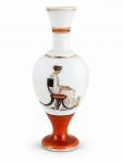 VIDRO, um (1) vaso balaustre confeccionada em pasta de vidro na tonalidade branca, decorada por figura de guerreiro e figura feminina no estilo clássico em policromia com base e filetes na tonalidade salmão, medindo 26cm de altura.
