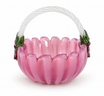MURANO, uma (1) cesta confeccionada em vidro de Murano na tonalidade rosa, moldada em gomos, haste central em tom esbranquiçado, com acabamento em massa decorado por elementos florais e vegetalistas com incrustação de pedraria sintética, medindo 13x15x14cm.