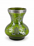 VIDRO, um (1) pequeno vaso confeccionado em vidro na tonalidade verde, decorado por elementos florais e vegetalistas filetados em prata, medindo 12x7,5cm.