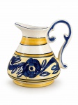 FAIANÇA, uma (1) jarra confeccionada em faiança vitrificada na tonalidade branca, decorada por faixas na tonalidade amarela com guirlanda floral na tonalidade azul, sinais de craquele e bicado na borda, medindo 18x17,5x9cm.