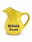 FAIANÇA FRANCESA, uma (1) leiteira publicitária BERGER SIROPS, em faiança esmaltada na cor amarela, com corpo bojudo, bico vertedor e alça lateral. Apresenta inscrição frontal BERGER Sirops e marca na base MADE IN FRANCE  C-8", medindo 17,5x18x9cm.