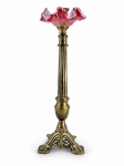 BRONZE, um (1) castiçal confeccionado em bronze e metal dourado, corpo cinzelado em caneluras com arremates torneados, base tripóide em bronze com recortes na borda e cinzelado de folhagens, bobeche em OPALINA FRANCESA na tonalidade rosa, decorado por flores e folhagens em policromia, estrutura bamba, medindo 39,5cm.