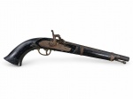 MILITARIA, uma (1) garrucha confeccionada em madeira com pintura preta, guarnições em bronze, cano em ferro com sinais de oxidação, vendida no estado, peça OBSOLETA, não efetua disparos, somente para função decorativa, medindo 44cm de comprimento.