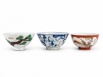 PORCELANAS ORIENTAIS, três (3) bowls confeccionados em porcelanas orientais de modelos, tamanhos e decorações distintas, todas marcadas no verso, a segunda da imagem com bicado na borda e fio de cabelo na borda, medindo 6x12,5cm e 6x11,5cm.