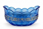 VIDRO, um (1) centro de mesa oval confeccionado em vidro na tonalidade azul, moldada em caneluras, espessa faixa com guirlanda floral com vestígios de douração, medindo 13x25x14,5cm.