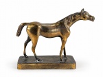 ESCULTURA, uma (1) escultura confeccionada em resina com pintura em ouro velho, apoiada sobre base retangular, medindo 20x26x7,5cm.