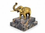 ASSINATURA DESCONHECIDA, uma (1) escultura confeccionada em bronze representando elefante, apresenta uma presa com pequena quebra na ponta em material similar a marfim, apoiada sobre base em marmore escuro com bicado, medindo 13x12x10cm.