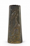 METAL DOURADO, uma (1) floreira confeccionada em metal dourado envelhecido, ao gosto art noveau, cinzelado por figura, pássaro, flores e folhagens em relevo, apresenta mossas, medindo 15,5x4,5x4cm.