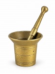 BRONZE, um (1) almofariz confeccionado em bronze, cinzelado por frisos horizontais, acompanha soquete, medindo 8x9,5cm e soquete 17,5cm de comprimento.