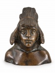 ESCULTURA, uma (1) escultura representando busto de figura indíegena confeccionada em bronze com patina envelhecida, medindo 13x11,5x7cm.